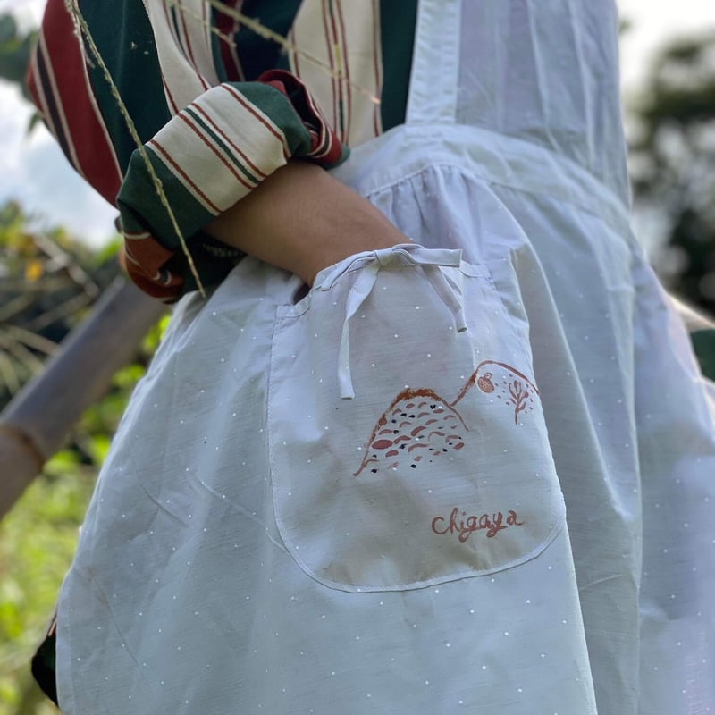 彼岸花染めのエプロン/限定1着 | チガヤ農作物店