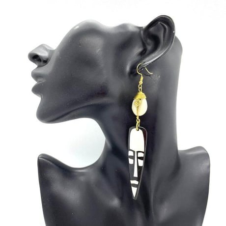 Made in Kenya　アフリカ　ケニア　マスクモチーフ　牛の骨　貝　真鍮　ピアス　Bone Mask & Shell Earringsフ　牛の骨　貝　真鍮　ピアス