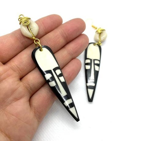 Made in Kenya　アフリカ　ケニア　マスクモチーフ　牛の骨　貝　真鍮　ピアス　Bone Mask & Shell Earringsフ　牛の骨　貝　真鍮　ピアス