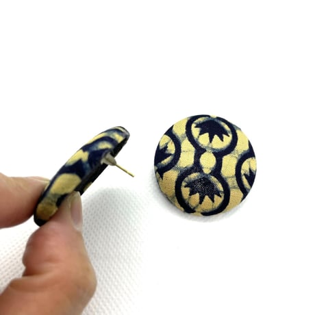 アフリカンプリント　くるみボタン　ピアス　アフリカ布　パーニュ　キテンゲ　ハンドメイド