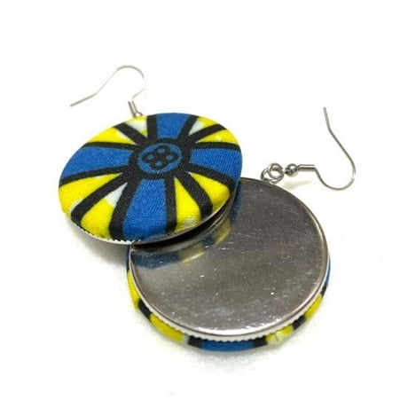 アフリカンプリント　ハンドメイド　アフリカ布　くるみボタン　ピアス　African print handmade earring