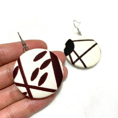 アフリカンプリント　ハンドメイド　アフリカ布　くるみボタン　ピアス　African print handmade earring