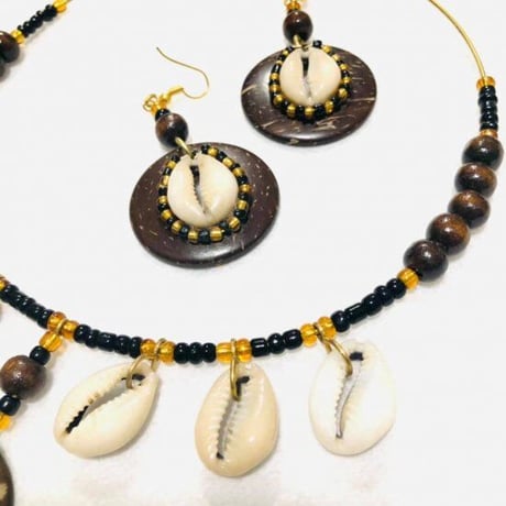 Made in Kenya　アフリカ　ケニア　シェル　貝　ブラックビーズ　ココナッツ　チョーカー　ネックレス　ピアス　セット　Beads Necklace Earrings Shell