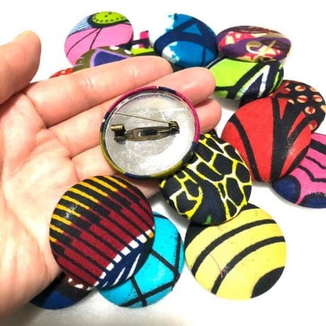 アフリカンプリント　アフリカ布　パーニュ　キテンゲ　ハンドメイド　くるみボタン　ブローチ　African print