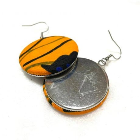 アフリカンプリント　ハンドメイド　アフリカ布　くるみボタン　ピアス　African print handmade earring