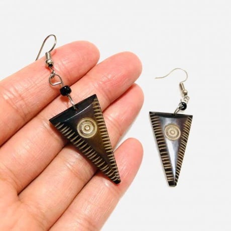 Made in Kenya　アフリカ　ケニア　牛の骨　ハンドメイド　ピアス