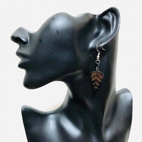 Made in Kenya　アフリカ　ケニア　牛の骨　ハンドメイド　ピアス