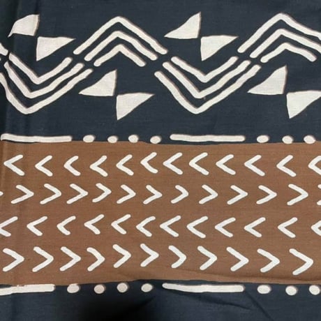 《商品説明をお読み下さい》薄手素材　アフリカ布　布　ハンドメイド　パーニュ　キテンゲ　アフリカンバティック　アフリカンプリント布　Mud print
