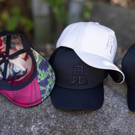 武田信玄×上杉謙信 浮世絵キャップ　上杉謙信　毘沙門天 黒黒　fit-11kebk