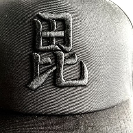 武田信玄×上杉謙信 浮世絵キャップ　上杉謙信　毘沙門天 黒黒　fit-11kebk