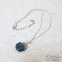 2色のガラスのネックレス(グレーとネイビー)