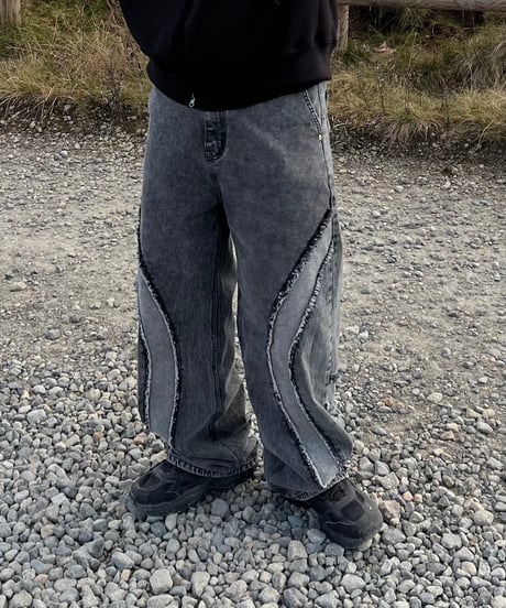 Sporty incision denim