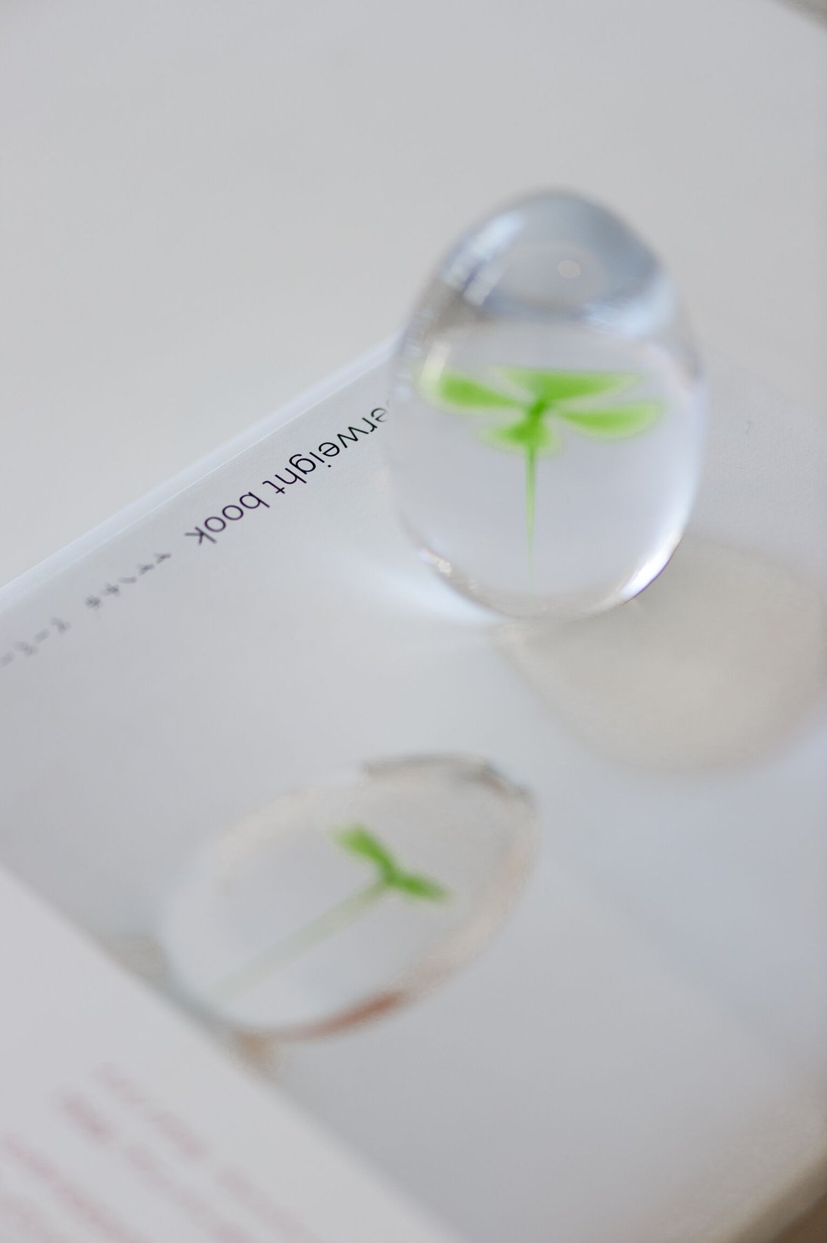 イイノナホ ペーパーウエイト 白クローバー2本 イイノナホ ペーパー