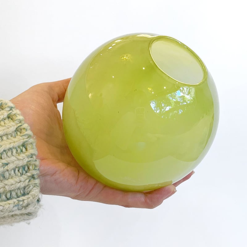 Balloon vase M -pistachio- | iino naho glass