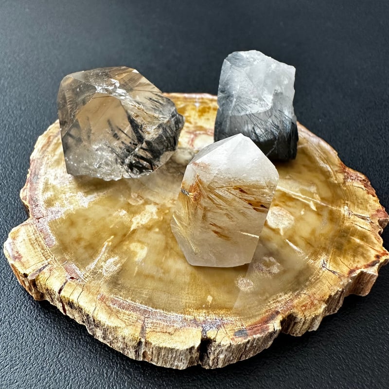 高品質　ペトリファイドウッド　826g プレート　底面磨き　珪化木　レッド③ 珪化木(ペトリファイドウッド) プレート 置物 重さ170g-200g