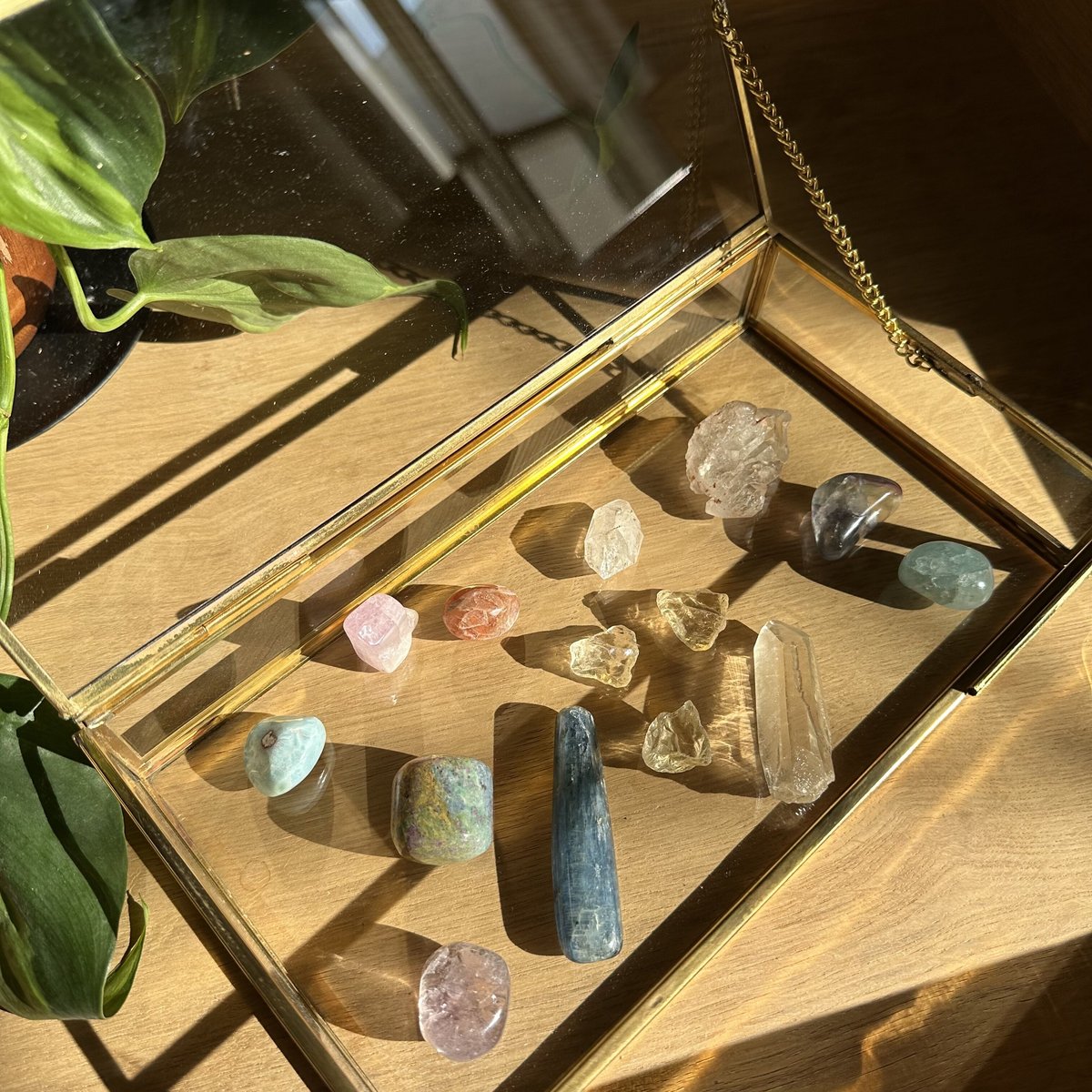 金属製工芸品 エメラルド装飾 ガラスケース入り 金属製工芸品 エメラルド装飾 ガラスケース入り Amazon.co.jp