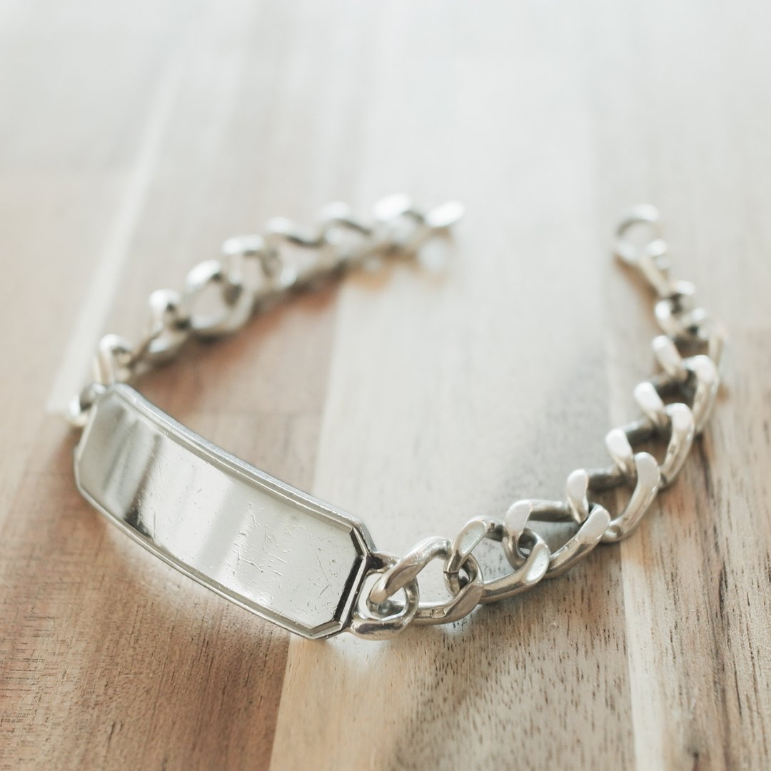 1973年 英国 ヴィンテージ IDタグ 長方形プレート フラットチェーン ブレ 1973年 英国 ヴィンテージ IDタグ 長方形プレート フラット