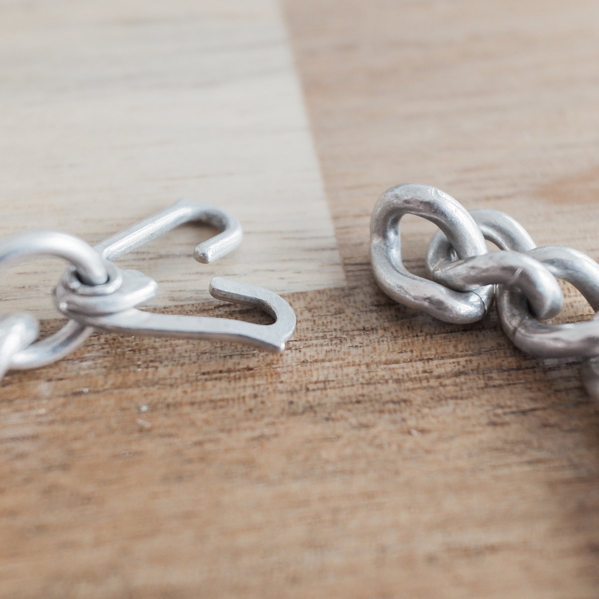 英国 IDプレートシルバー ブレスレット 重量級 シェフィールド 英国 IDプレートシルバー ブレスレット 重量級 シェフィールド - メルカリ