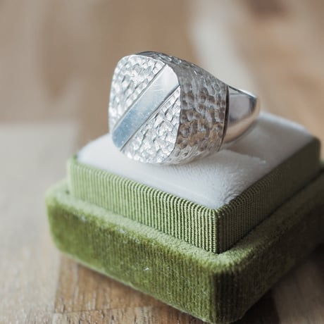 イギリスヴィンテージ 大粒エメラルドの指輪 silver レトロ 英国イギリスヴィンテージ琥珀アンバーカボションシルバー製