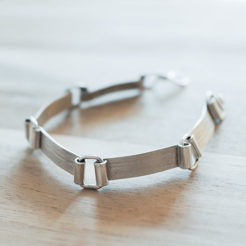 一点物【UK】ビンテージブレスレット　イギリス 英国 英国製 2007年 ヴィンテージ】シルバー パネルブレスレット ホール