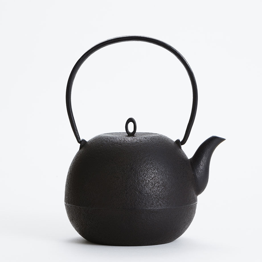 鉄瓶工房髙橋のまるっこ鉄瓶（羊摘みバージョン） | くらしかONLINE STORE