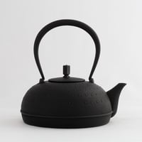 高橋大益さん（鉄瓶工房髙橋）の鉄薬缶 黒丸 019 | くらしかONLINE STORE