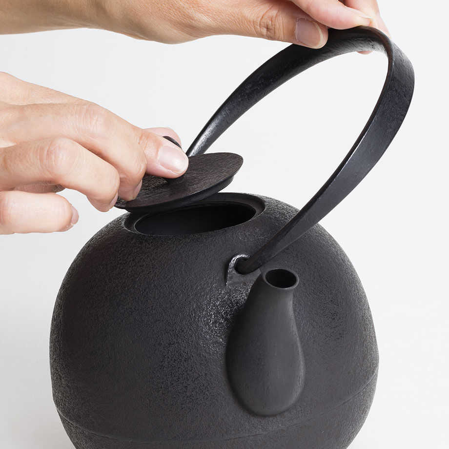 鉄瓶工房髙橋のまるっこ鉄瓶（羊摘みバージョン） | くらしかONLINE STORE