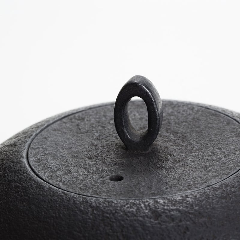 高橋大益 鋳鉄製鉄瓶 六花 刻印、箱あり IH可 高橋大益 鋳鉄製鉄瓶 六花 刻印、箱あり IH可