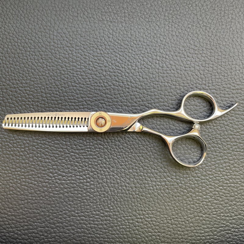 パワー有☀抜け感の良い理美容師サロン用セニングシザー♬犬猫トリミングペットにも良 切れ味と抜け感の良い理美容師プロ用セニングシザーサロン仕✨