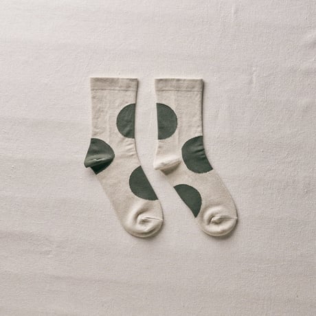 yahae sui | Cotton Rubber Free Asymmetry Dot Socks　Khaki