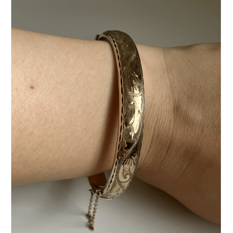 9金ゴールド エングレイヴド バングル | LUCK