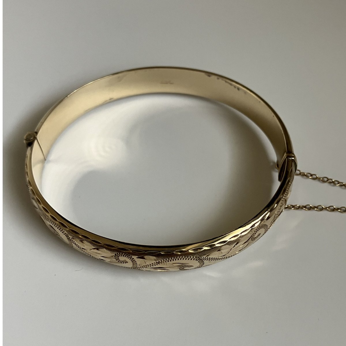 9金ゴールド エングレイヴド バングル | LUCK