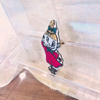 ピンクのワンピースの女の子　刺繍ブローチ