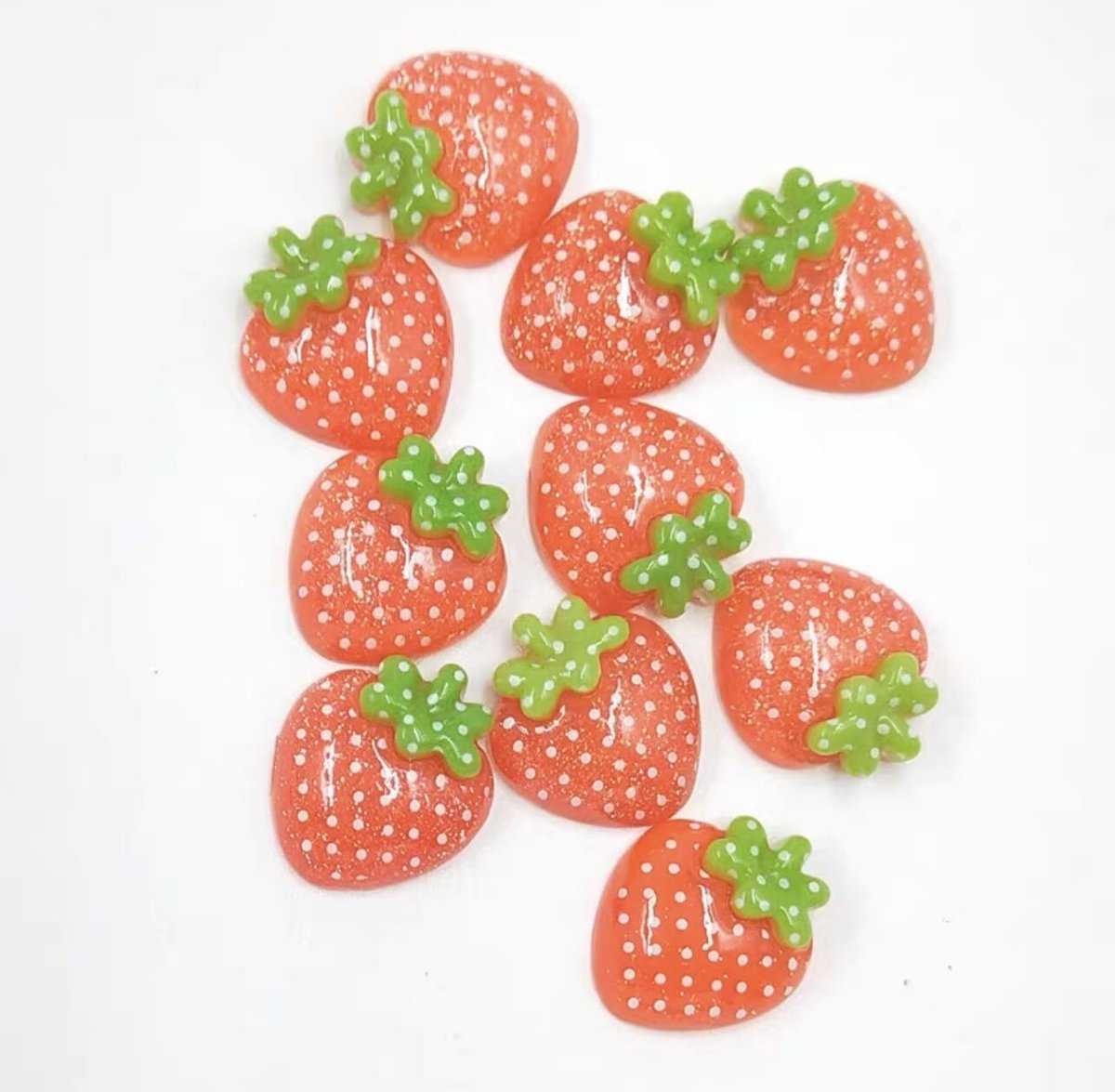 いちご畑のワンちゃんハートレジンレジンヘアゴム いちご畑のワンちゃんハートレジンレジンヘアゴム レジン キラキラ