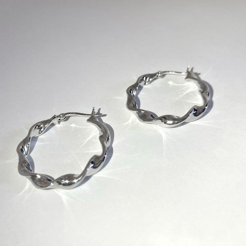 1003 シルバー　925 SILVER フープピアス　 刻印　両耳　布袋付き シルバー 925 捻れ ツイスト フープピアス 刻印 両耳 布袋付 | PEACE TOWN