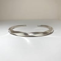 KAREN SILVER. カレンシルバー　ツイスト　バングル　ブレスレット　布袋付　ハンドメイド