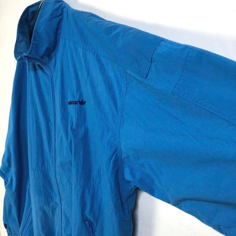 アディダスオリジナルス ナイロンジャケット 刺繍 ロゴ 青 | PEACE TOWN