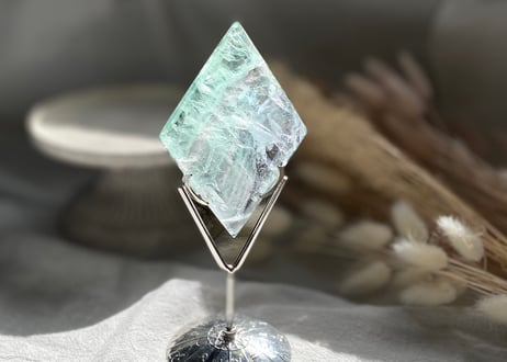 虹入りグリーンフローライト(大)×星座の台座セット