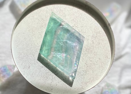 虹入りグリーンフローライト(大)×星座の台座セット