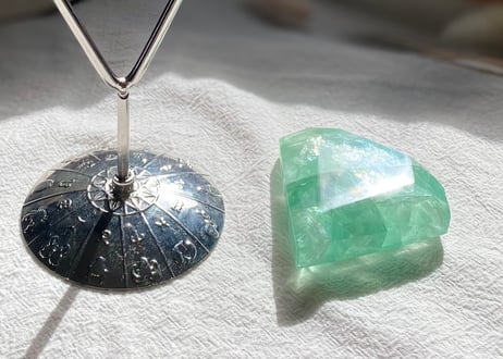 虹入りグリーンフローライト(大)×星座の台座セット