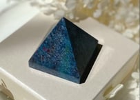 【開運のサイクル】ルビー × カイヤナイト × フックサイトの共生石／ピラミッド