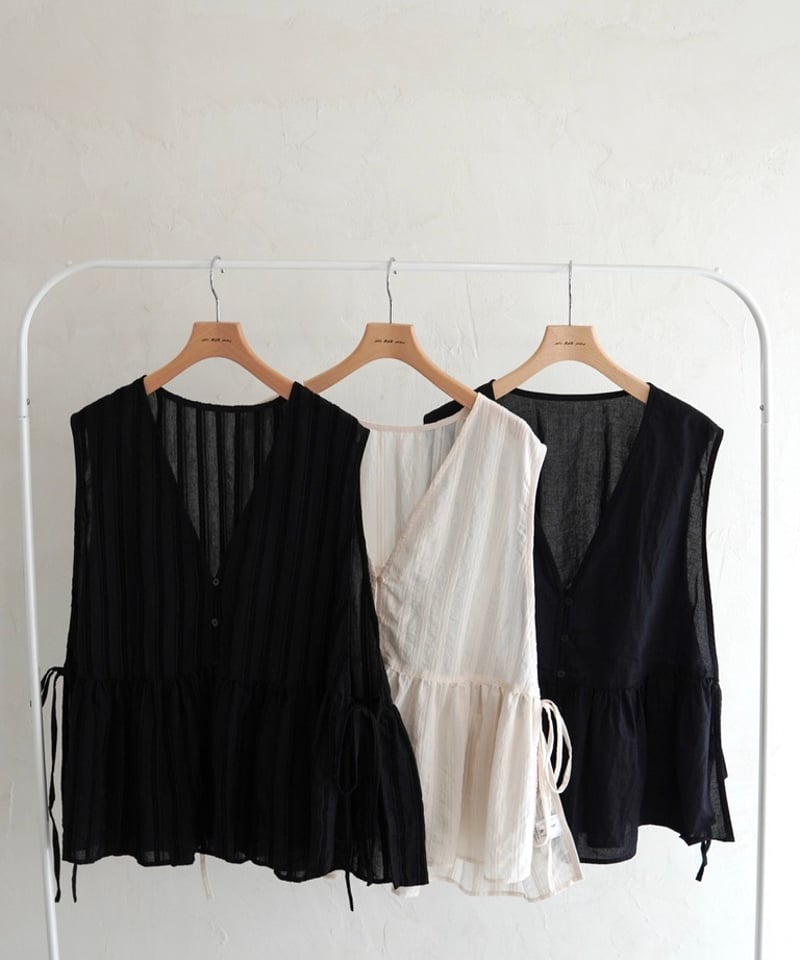 ミーアンドモウMI AND MOU ブラックベスト ribbon vest｜ブラック | MI AND MOU