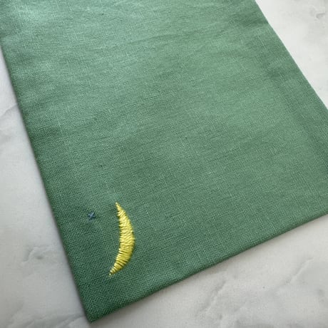 よもぎ玄米アイピロー　コットンカバー付き　スモーキーグリーン　【月と星の刺繍入り】