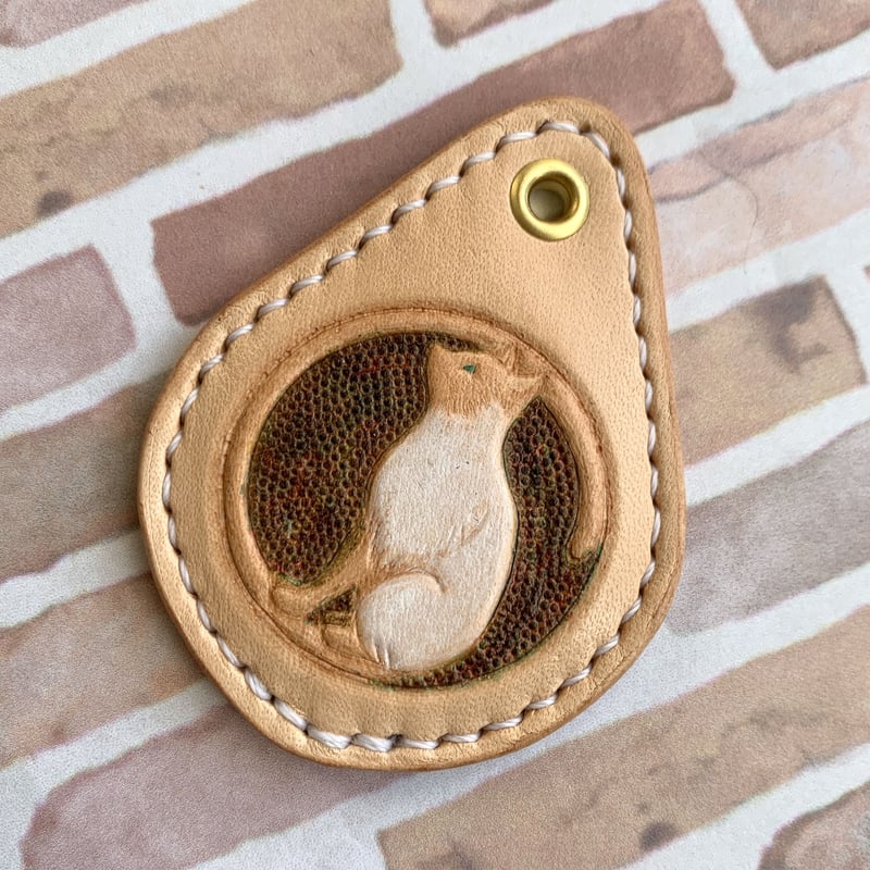 本革 アンコ入りキーホルダー 手縫い レザーカービング | Leather CAT