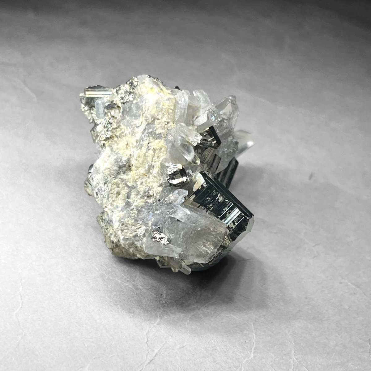 crystal cluster with pyrite / 水晶クラスターパイライト共生 B