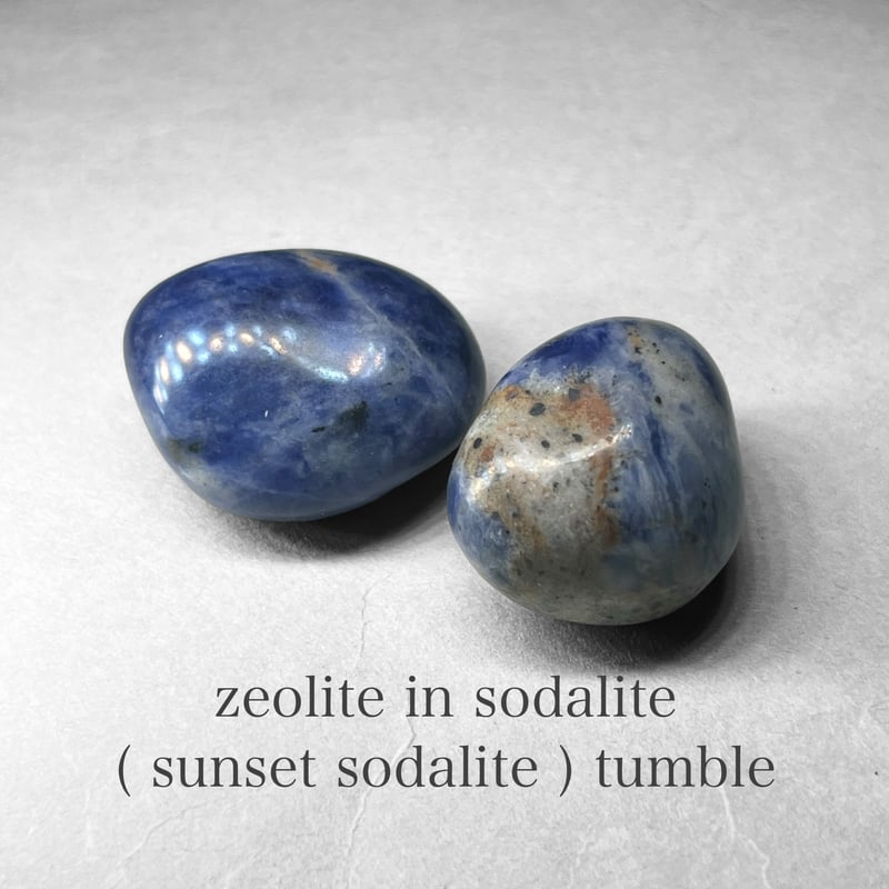 zeolite in sodalite( sunset sodalite ) tumble：p