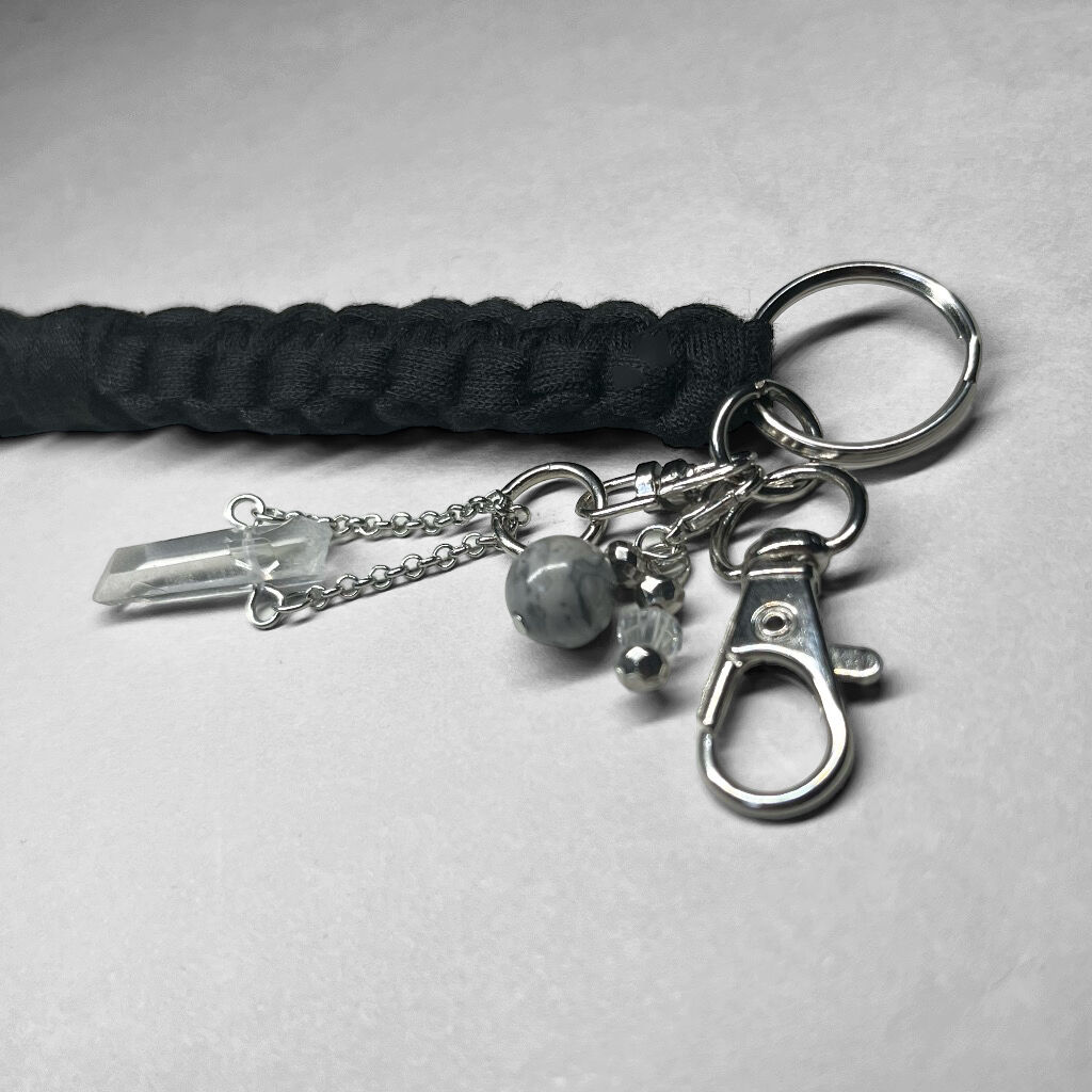 T-shirt yarn keychain 2 / Tシャツヤーンキーホルダー 2：水晶ポイン