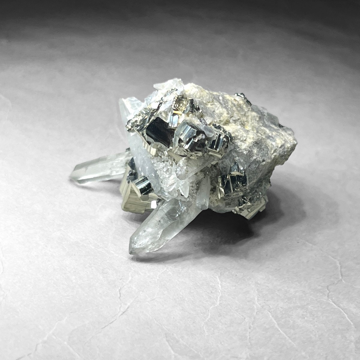 crystal cluster with pyrite / 水晶クラスターパイライト共生 B 