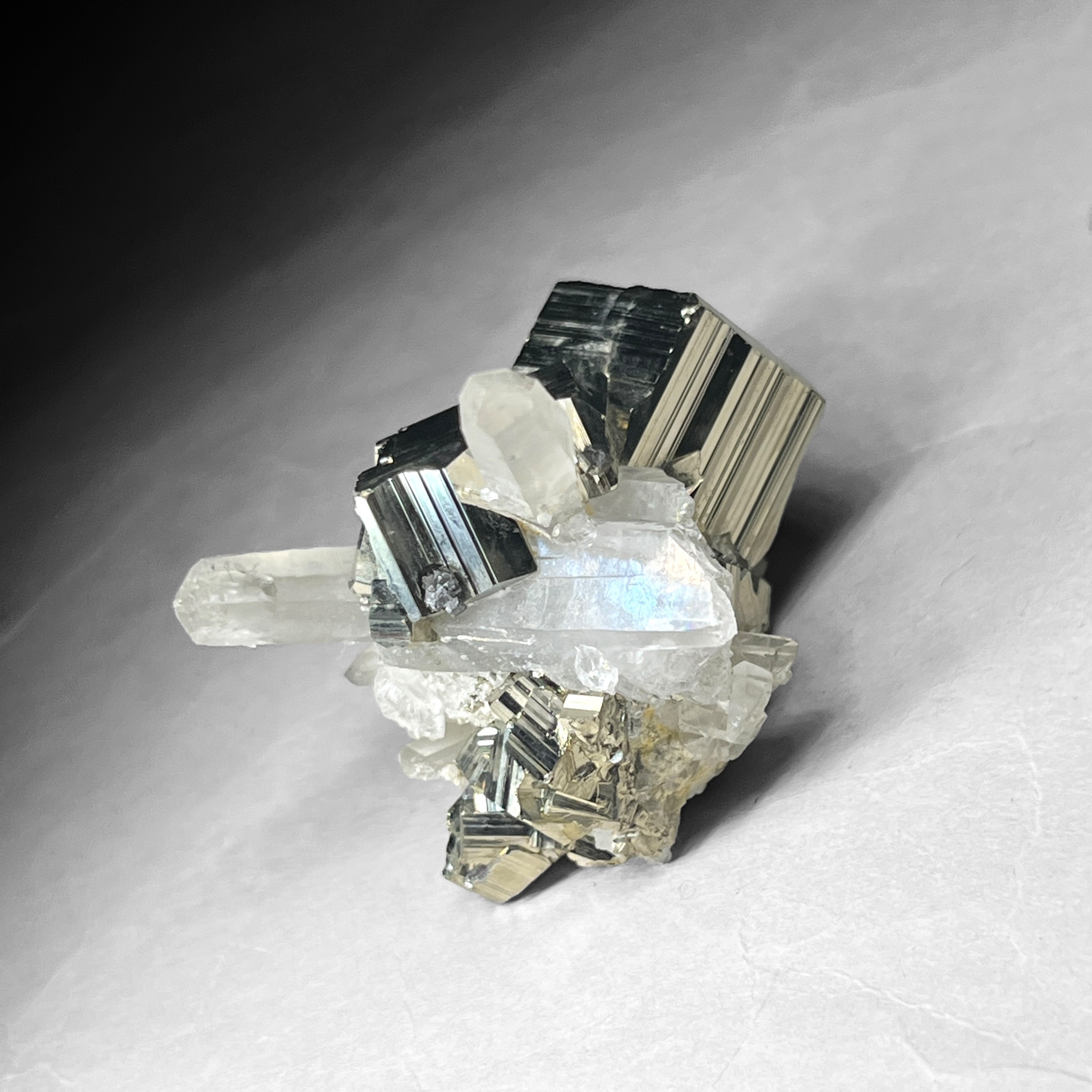 crystal cluster with pyrite / 水晶クラスターパイライト共生 B