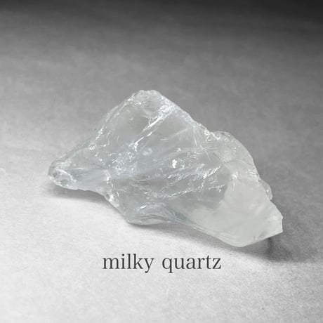 milky quartz / ミルキークォーツ原石 C ( レインボーあり )